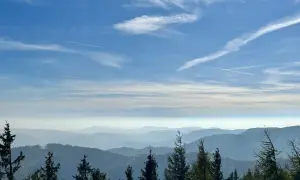 Widok na pasmo górskie w oddali, idealne miejsce, gdzie najbliżej w góry z Wielkopolski.