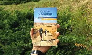 Przewodnik "Camino de Santiago" w dłoni. Dowiedz się, jak przygotować się do przejścia trasy camino de Santiago z Polski, by wyruszyć w niezapomnianą podróż.