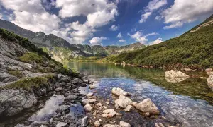 Malowniczy widok na Tatry, idealny punkt startowy, by dowiedzieć się, jak dojść do Doliny Pięciu Stawów.