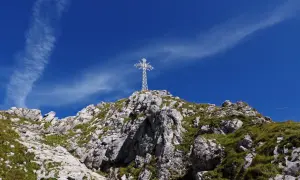 Czemu na Giewoncie jest krzyż? Odkryj jego tajemnice i znaczenie