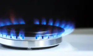 Płomień palnika gazowego. Niska temperatura i ciśnienie na dużych wysokościach mogą wpływać na przyczyny awarii palników wielopaliwowych.