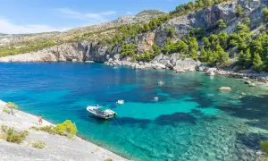 Malownicze zatoczki i skaliste wybrzeża wyspy Hvar oferują zapierające dech w piersiach widoki na Adriatyk. Idealne trasy na piesze wędrówki.