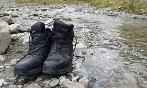 Czarne buty Magnum na kamienistym brzegu potoku. Złe buty na śliskich bazaltach Gór Kaczawskich to gwarancja mokrych stóp i nieprzyjemnych przygód.
