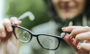Krople wody na okularach, które mogą być przyczyną parowania okularów pod goglami podczas zimowej wyprawy.