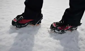 Buty z rakami na śniegu, idealne, by dobrać raczki turystyczne na szlaki w Górach Stołowych.