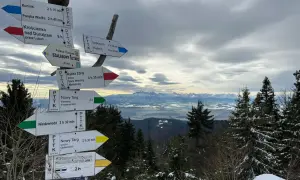 Wyprawa w góry wysokie jest możliwa dla wegetarianina. Widok na Tatry z tabliczek szlaków PTTK.
