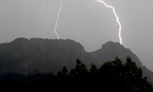 Błyskawice nad Giewontem. Burza na szlaku to realne zagrożenie, zwłaszcza na odsłoniętych graniach.
