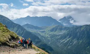 Grupa turystów na szlaku podziwia panoramę Tatr. Czy z Kasprowego widać Rysy? Tak, przy dobrej widoczności można dostrzec ich zarys.