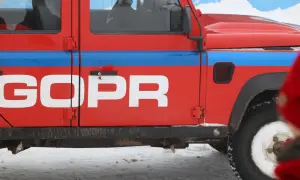 Czerwony samochód GOPR z napisem "GOPR" na drzwiach, gotowy do akcji w Karkonoszach. Sprawdź, jak sprawdzić zagrożenie lawinowe w Karkonoszach komunikaty GOPR.