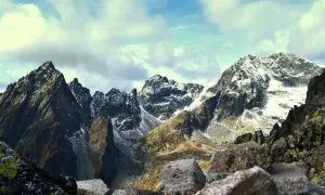 Tatry jesienią: skaliste szczyty, śnieg i chmury. Idealne dla szukających najbezpieczniejszych tras w Tatrach dla osób z lękiem wysokości.