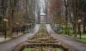 Alejka w parku w Polanicy Zdrój, z altanką i klombami. Piękne polanica zdrój atrakcje jesienią.