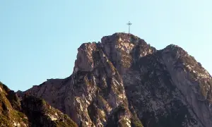 Szczyt Giewontu z krzyżem, symbolem wiary i nadziei. To miejsce, które przypomina, co oznacza krzyż na Giewoncie.
