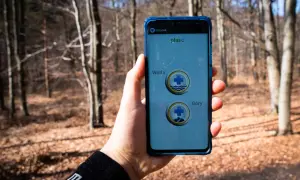 Telefon z aplikacją Ratunek w górach. Wyjście bez naładowanego telefonu może mieć przykre skutki.