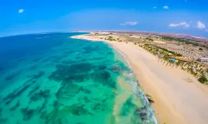 Widok z lotu ptaka na piaszczystą plażę i turkusowe morze na Wyspach Zielonego Przylądka.