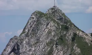Kto postawił krzyż na Giewoncie? Tłum turystów na szczycie Tatr podziwia monumentalny krzyż, symbol polskiego patriotyzmu.