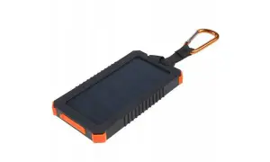 Czy powerbank z panelem słonecznym sprawdza się na szlaku? Ten wytrzymały powerbank z karabińczykiem jest gotowy na przygody.