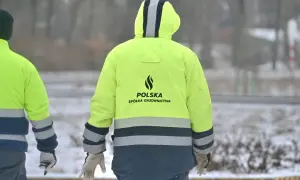 Pracownicy Polskiej Spółki Gazownictwa w zimowych kurtkach, badają przyczyny wycieków z butli gazowych w niskich temperaturach.