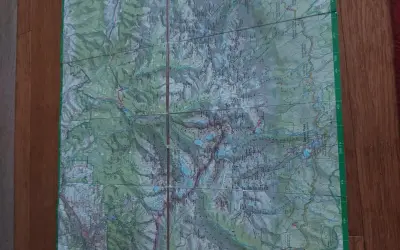 Mapa turystyczna Tatr. Różnica między mapą turystyczną 1:25000 a 1:50000 w terenie jest widoczna w szczegółowości.