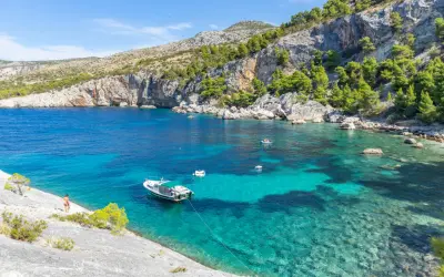 Malownicze zatoczki i skaliste wybrzeża wyspy Hvar oferują zapierające dech w piersiach widoki na Adriatyk. Idealne trasy na piesze wędrówki.