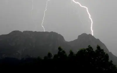 Błyskawice nad Giewontem. Burza na szlaku to realne zagrożenie, zwłaszcza na odsłoniętych graniach.
