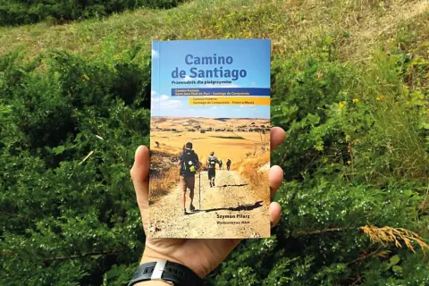 Przewodnik "Camino de Santiago" w dłoni. Dowiedz się, jak przygotować się do przejścia trasy camino de Santiago z Polski, by wyruszyć w niezapomnianą podróż.