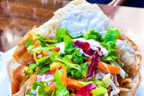 Co zjeść w Berlinie? Najlepsze restauracje, lokalne smaki i budżetowe opcje