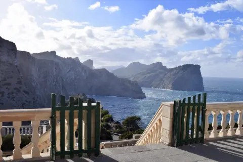 Zimowe trasy na Majorce w górach Serra de Tramuntana: malownicze klify i błękitne morze.