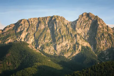 Majestatyczne Tatry o zachodzie słońca. Czy Giewont jest wyższy od Kasprowego? To pytanie zadają sobie turyści.