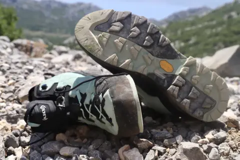 Buty trekkingowe z agresywnym bieżnikiem Vibram. Dowiedz się, jak dobrać buty trekkingowe na trasy skaliste, a na błotniste, by zapewnić sobie bezpieczeństwo i komfort.