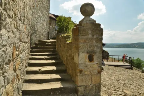 Kamienne schody prowadzą do punktu widokowego nad jeziorem. Zamek w Dobczycach zachwyca swoją architekturą i malowniczym położeniem.