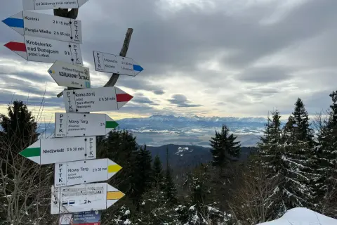 Wyprawa w góry wysokie jest możliwa dla wegetarianina. Widok na Tatry z tabliczek szlaków PTTK.