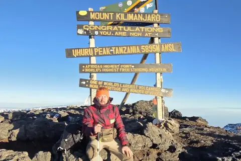 Mężczyzna na szczycie Kilimandżaro. Pół roku przygotowań do wyprawy na Kilimandżaro to klucz do sukcesu.