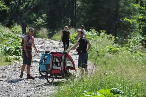 Dolina Małej Łąki z wózkiem: Wyzwania i porady dla rodziców
