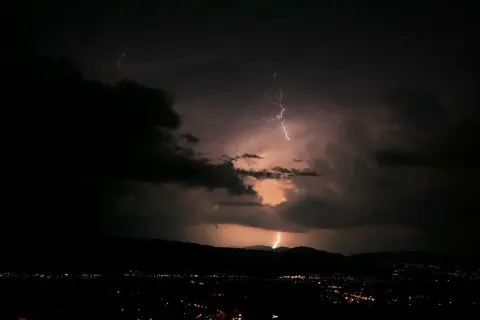Błyskawice rozświetlają burzowe niebo nad górami. Nagłe załamanie pogody na grani to zagrożenie, jak bezpiecznie zejść?