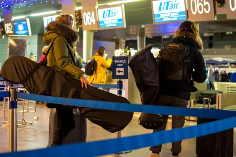Osoby z dużym bagażem, jak przemycić dodatkowy bagaż w samolocie na wyprawę sprzętową.