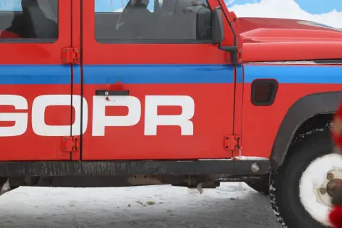 Czerwony samochód GOPR z napisem "GOPR" na drzwiach, gotowy do akcji w Karkonoszach. Sprawdź, jak sprawdzić zagrożenie lawinowe w Karkonoszach komunikaty GOPR.
