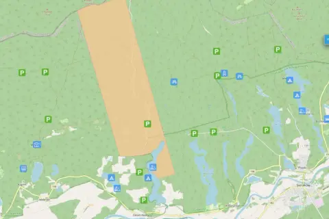 Mapa turystyczna Sudetów z zaznaczonymi parkingami i miejscami biwakowymi. Sprawdzamy, czy spanie w wiatach turystycznych w Sudetach jest dozwolone.