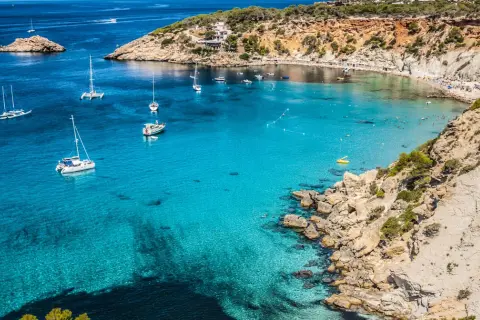 Ibiza - trzecia co do wielkości wyspa Balearów, jej tajemnice i atrakcje