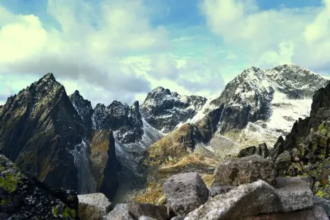 Tatry jesienią: skaliste szczyty, śnieg i chmury. Idealne dla szukających najbezpieczniejszych tras w Tatrach dla osób z lękiem wysokości.