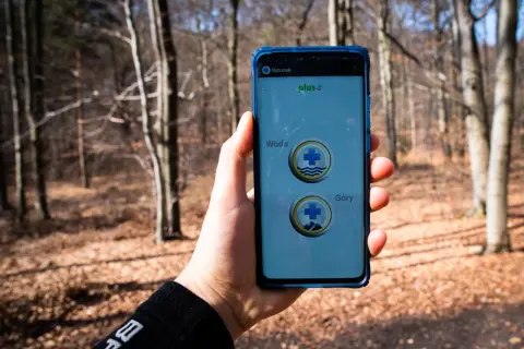 Telefon z aplikacją Ratunek w górach. Wyjście bez naładowanego telefonu może mieć przykre skutki.