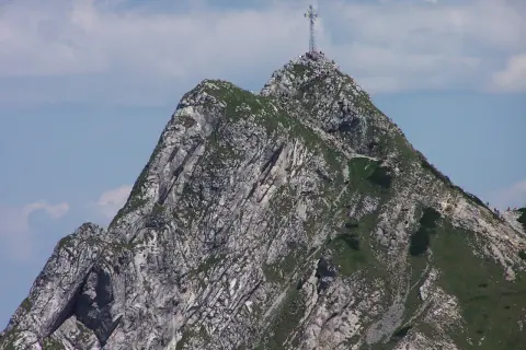 Kto postawił krzyż na Giewoncie? Tłum turystów na szczycie Tatr podziwia monumentalny krzyż, symbol polskiego patriotyzmu.