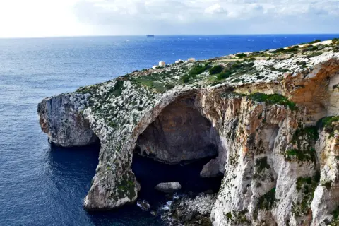 Malta i Gozo oferują najciekawsze trasy spacerowe na klifach, z widokiem na jaskinie i błękitne morze.
