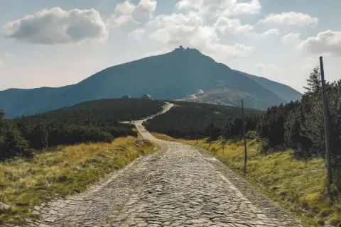 Śnieżka jakie góry? Odkryj tajemnice najwyższego szczytu Karkonoszy