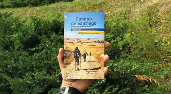 Przewodnik "Camino de Santiago" w dłoni. Dowiedz się, jak przygotować się do przejścia trasy camino de Santiago z Polski, by wyruszyć w niezapomnianą podróż.