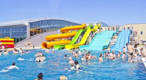 Najlepsze aquaparki Sudetów: 5 wyjątkowych parków wodnych dla rodzin