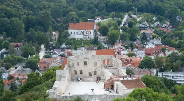 Ruiny zamku w Kazimierzu Dolnym, malownicze miasteczko z kościołem i domami na wzgórzach. Kazimierz Dolny atrakcje zachwycają.
