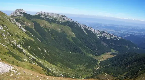 Giewont - jak wysoki jest w porównaniu do schroniska w Dolinie Pięciu Stawów?