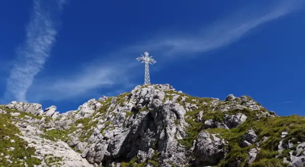 Czemu na Giewoncie jest krzyż? Odkryj jego tajemnice i znaczenie
