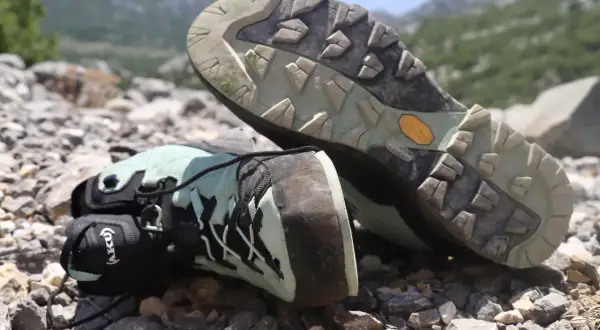 Buty trekkingowe z agresywnym bieżnikiem Vibram. Dowiedz się, jak dobrać buty trekkingowe na trasy skaliste, a na błotniste, by zapewnić sobie bezpieczeństwo i komfort.