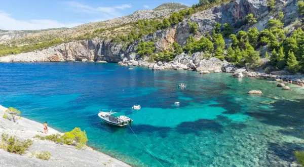 Malownicze zatoczki i skaliste wybrzeża wyspy Hvar oferują zapierające dech w piersiach widoki na Adriatyk. Idealne trasy na piesze wędrówki.